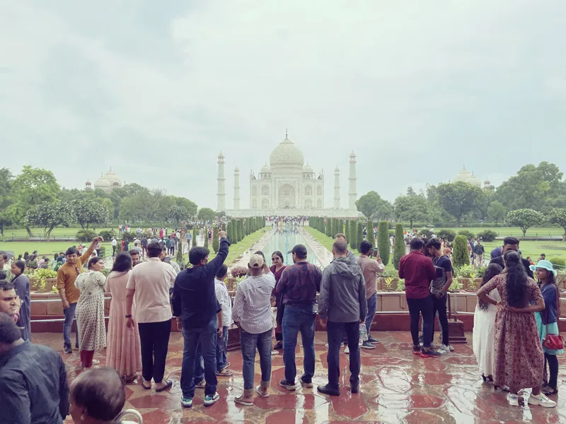 タージマハル 観光客が訪れる景観