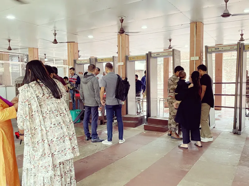 タージマハル 手荷物検査 男女別