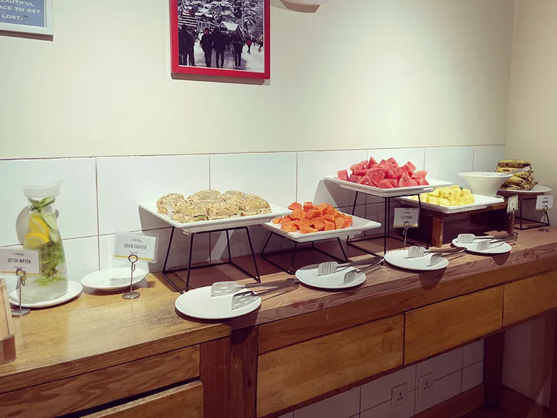 デリーのホテルブッフェ 色とりどりのフルーツ