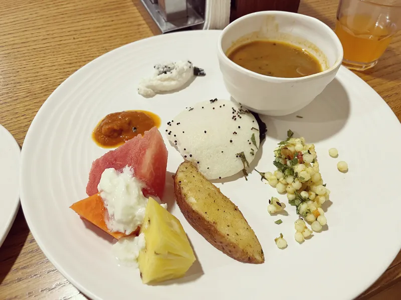 デリーのホテルブッフェ イドゥリやフルーツなどの朝食