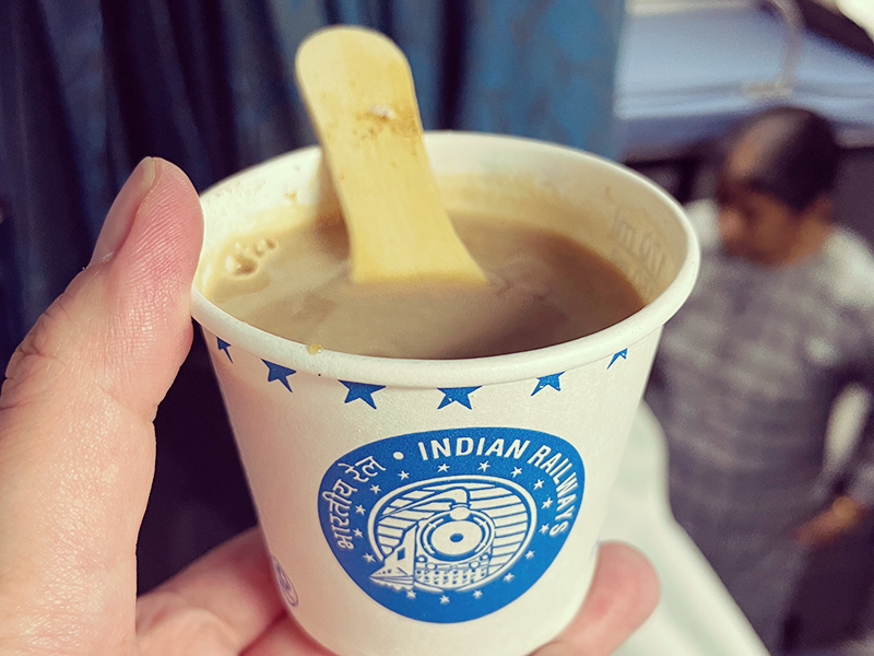 列車内での即席チャイ｜インドひとり旅