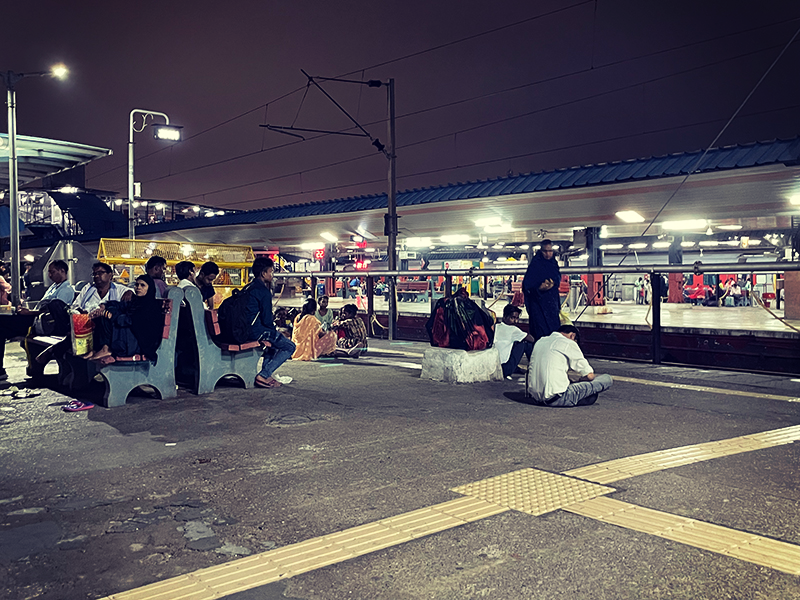 列車を待つ人々｜デリー駅