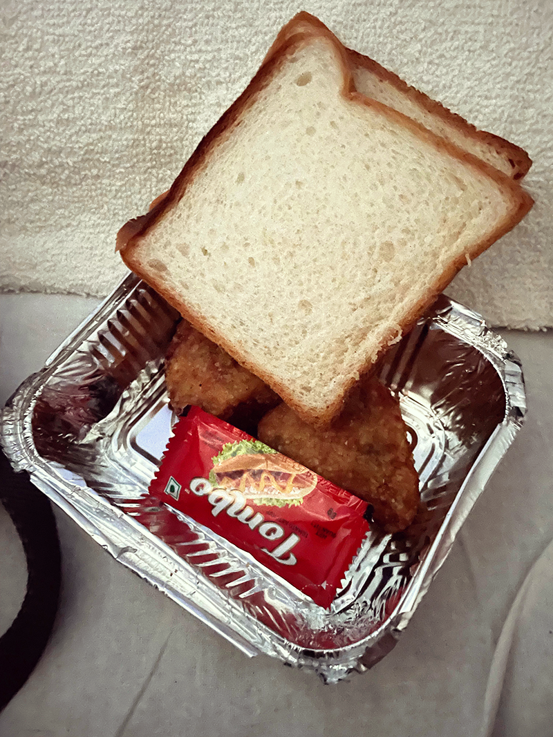 列車内のサンドイッチ｜インド一人旅