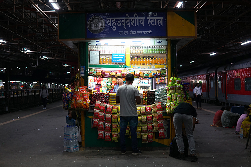 デリー駅の売店