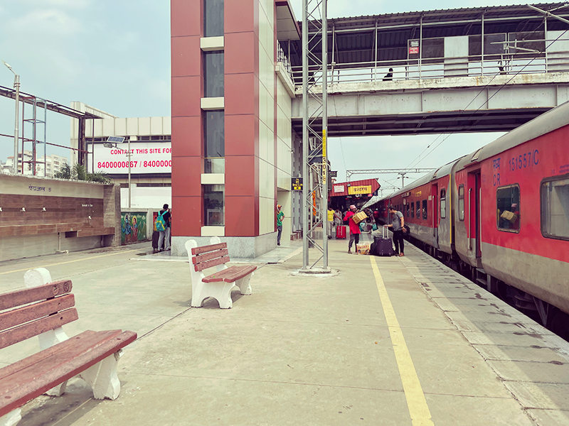 バラナシ バナーラス駅に到着した様子｜インドひとり旅
