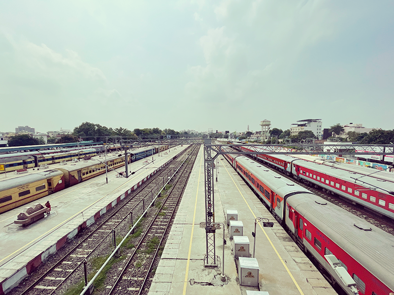 バラナシのバナーラス駅周辺ののどかな風景｜インドひとり旅