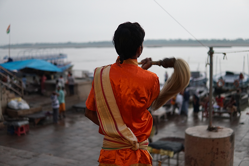 ガンジス川に祈りを捧げるバラモン
