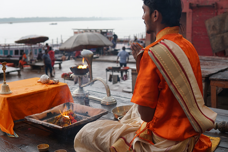 ガンジス川にお辞儀をするバラモン