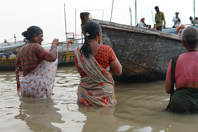 ガンジス川に祈りを捧げる女性