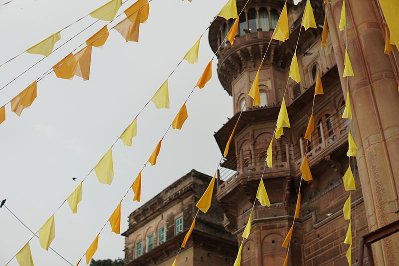 ガンジス川のお城と旗01