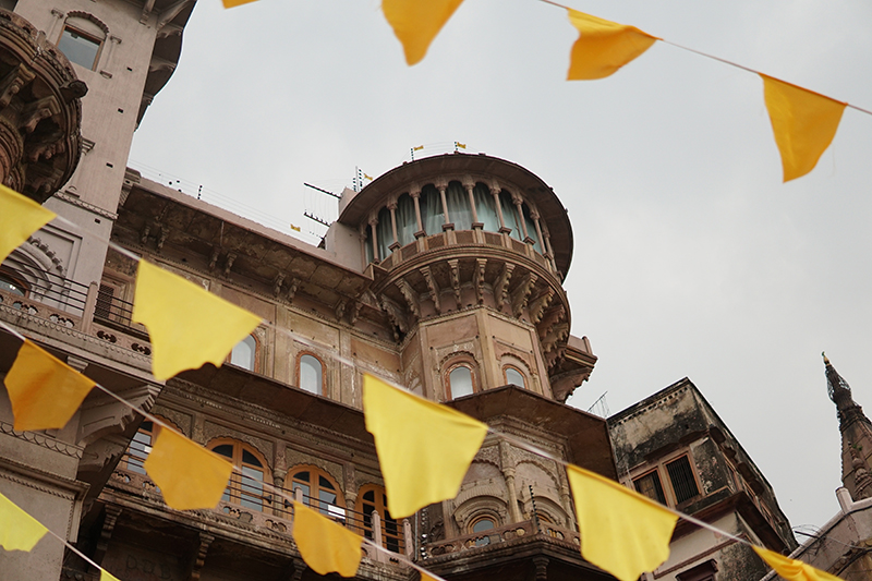 ガンジス川のお城と旗02