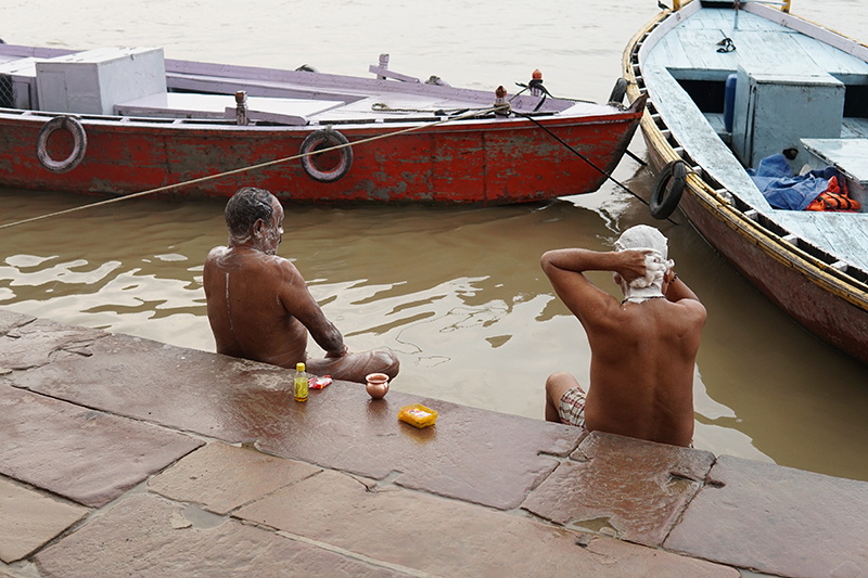 ガンジス川で体を洗うおじさん達