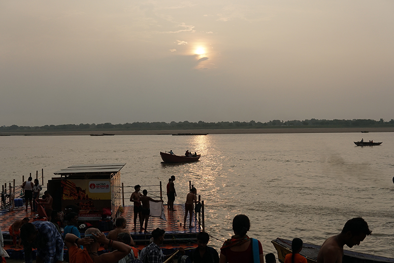 ガンジス川に映る朝日