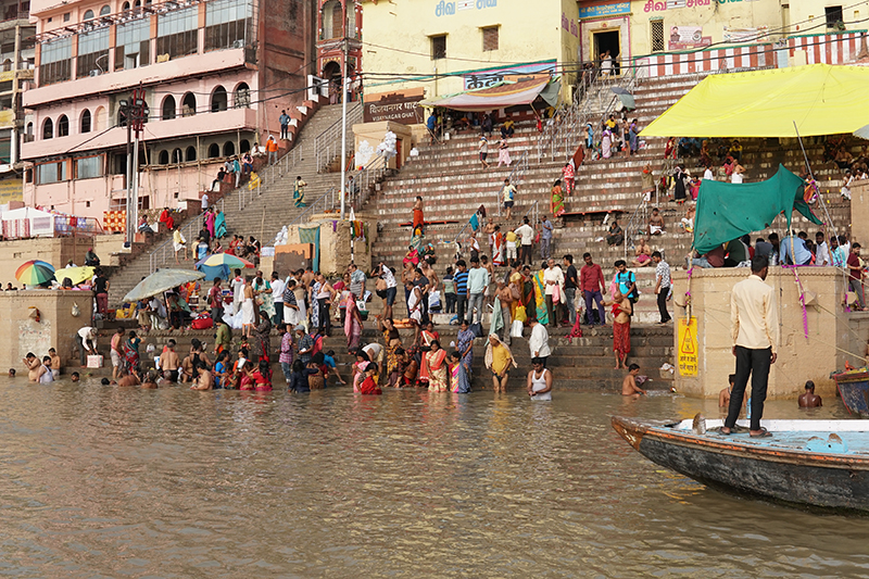 ガンジス川で沐浴する人々