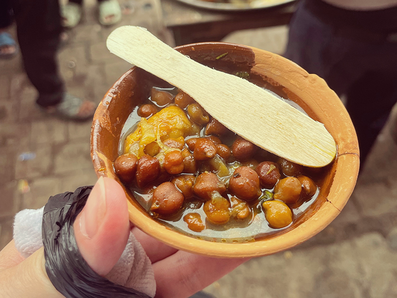 バラナシの屋台で売られているスナックのカチョリ