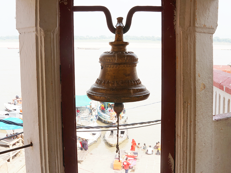 バラナシのガンジス川沿いに立ち並ぶ寺院の朝の風景
