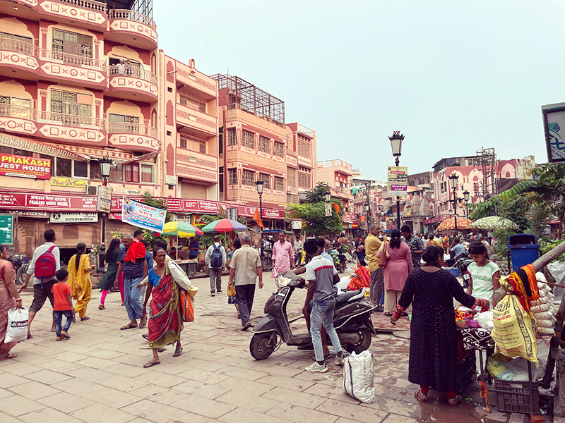 昼間のバラナシのメインストリートの雑踏