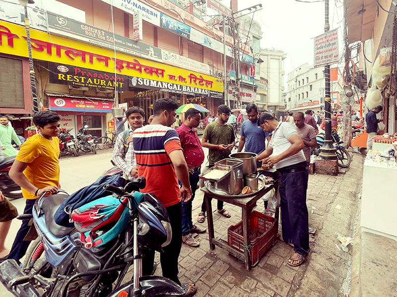 バラナシの路上に出ていたカチョリの屋台