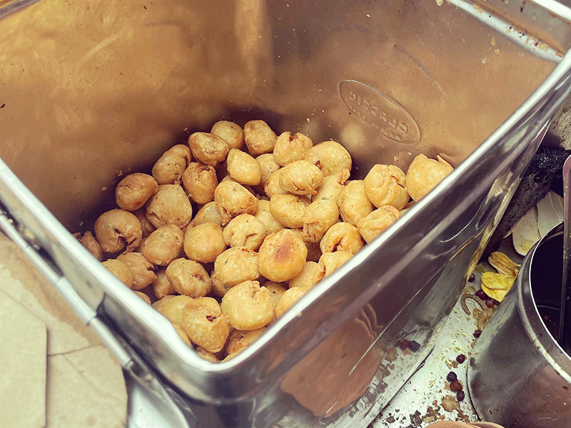 朝から山積みにされているバラナシのカチョリ