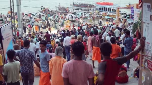 ガンジス川のほとりでプージャを待つ人々