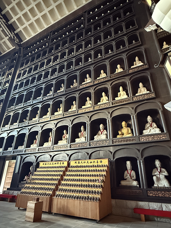 越前大仏 内部の壁面に並ぶ小さな大仏群