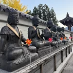 越前大仏の入り口にある仏像群