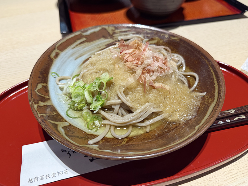 福井駅 お蕎麦をいただく様子