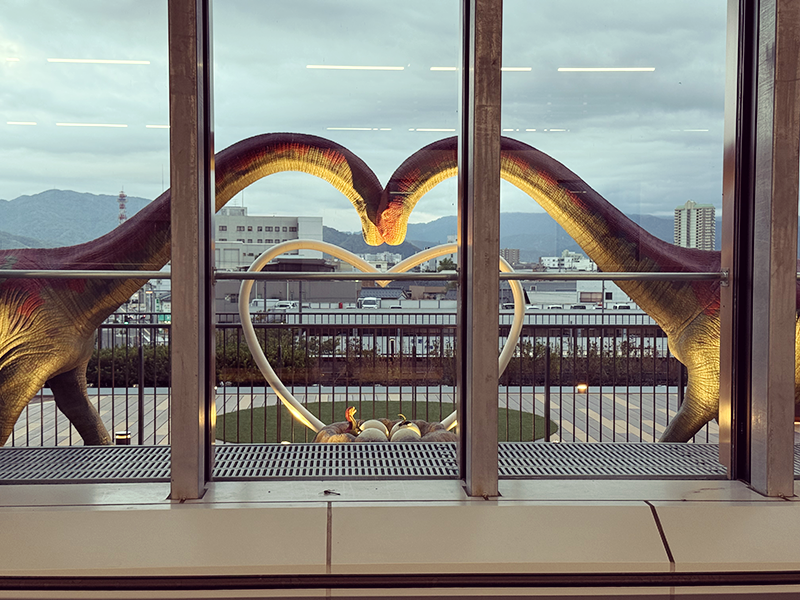 福井駅 新幹線乗り場 恐竜モニュメント