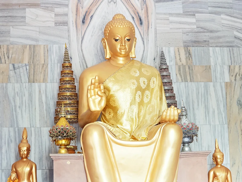 ワット・タイ寺院の仏像｜インド ひとり旅 バラナシ