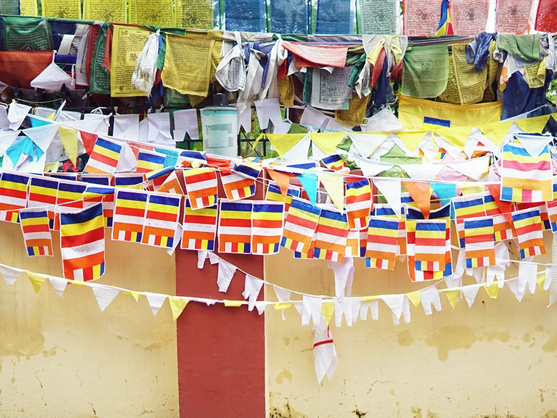 カラフルな旗｜インドひとり旅 バラナシ