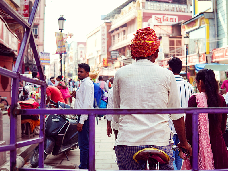バラナシの路上でリクシャーマンが通りを進む様子