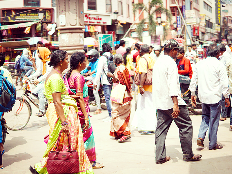 バラナシの街並みと人々の様子｜カラフルな市街地
